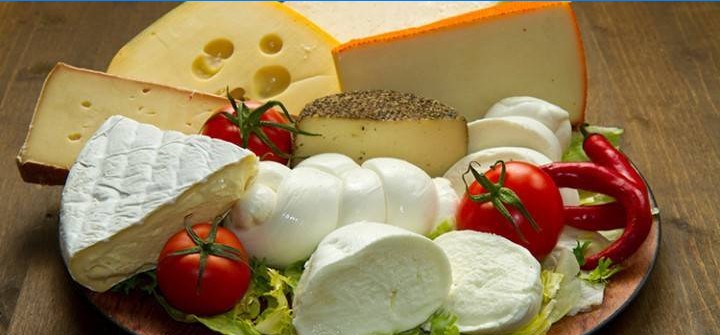 Olika sorter av ost och grönsaker på en platta