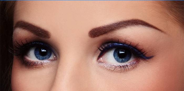 Flicka med ögonbrynstatuering