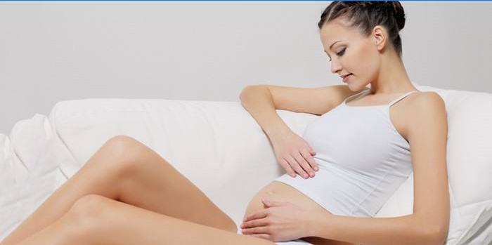 Gravid kvinna som strök mage