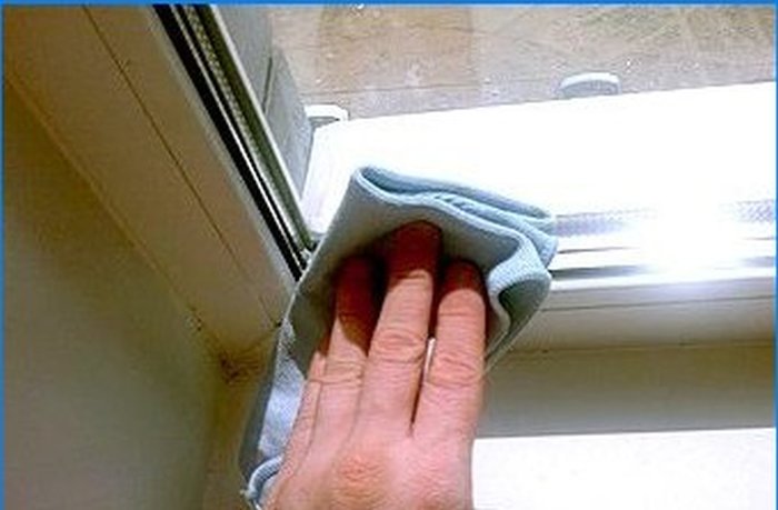 Underhåll av PVC-fönsterbeslag