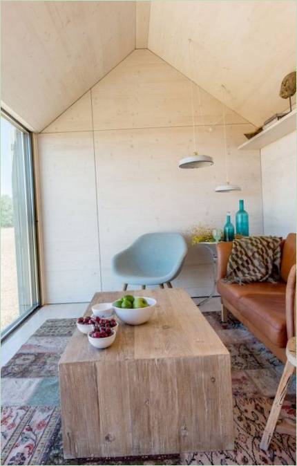 Soffbord av trä i vardagsrummet Portable House ÁPH80, Spanien