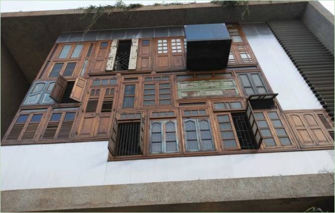Ursprunglig fasad: väggen av gamla fönster och dörrar