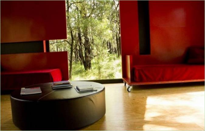 Red Hills slående design av en stuga i skogen