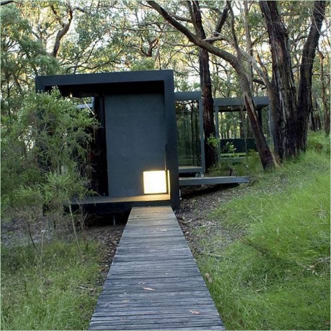 Den slående designen av Red Hill Cabin i skogen