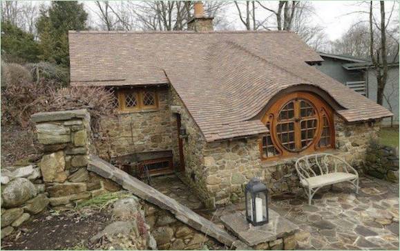 En fasad av ett gammalt hobbithus