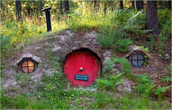 Den röda ytterdörren till ett hobbithus