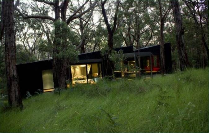 En anmärkningsvärd design för en Red Hill lodge i skogen