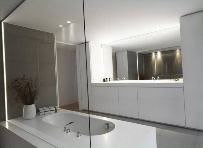 Ultramodernt badrum i en herrgård i Brygge
