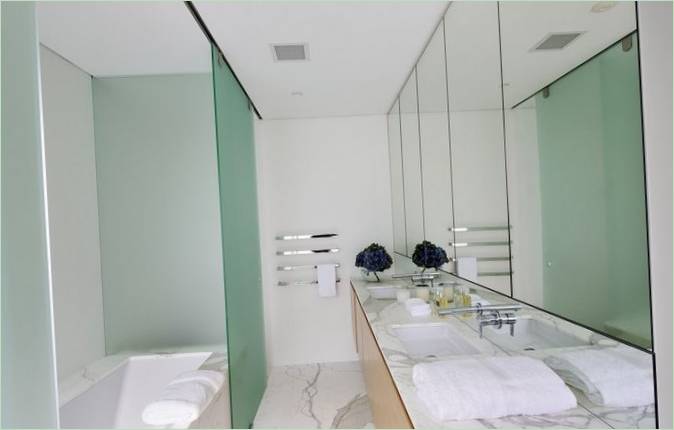 Rent badrum med bänkskivor i marmor