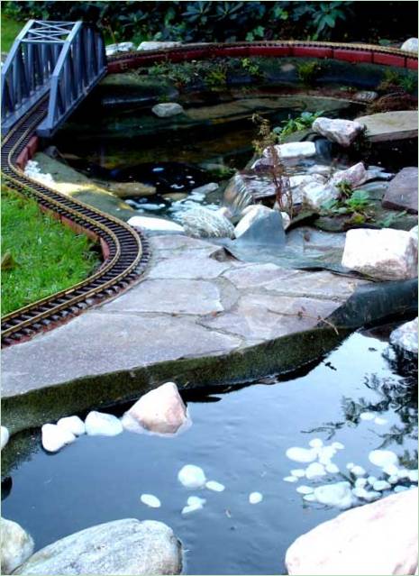 Skapa en konstgjord damm med en dekorativ järnväg