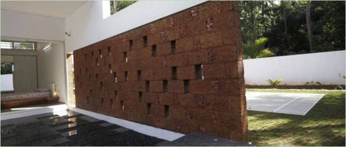 Det moderna Residence Running Wall av LIJO RENY arkitekter