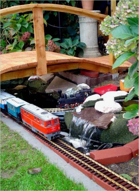 Skapa en konstgjord damm med en dekorativ järnväg