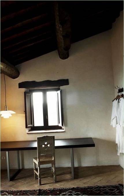 Ett fönsterbord i villan Casa Bramasole i Italien