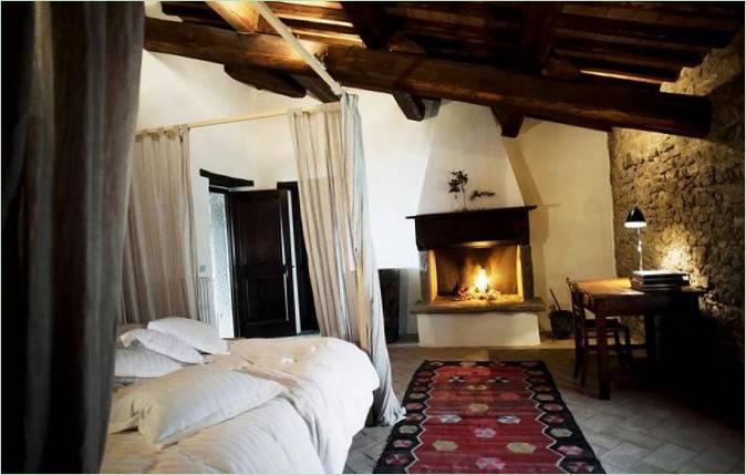 Villan Casa Bramasole i Italien har ett sovrum med öppen spis