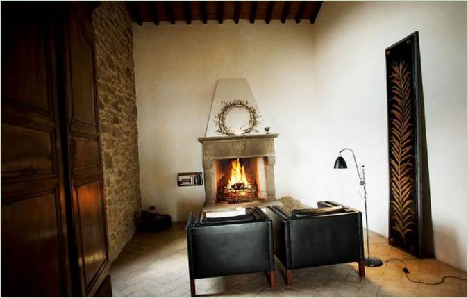 Sitt vid eldstaden i Casa Bramasole-villan i Italien