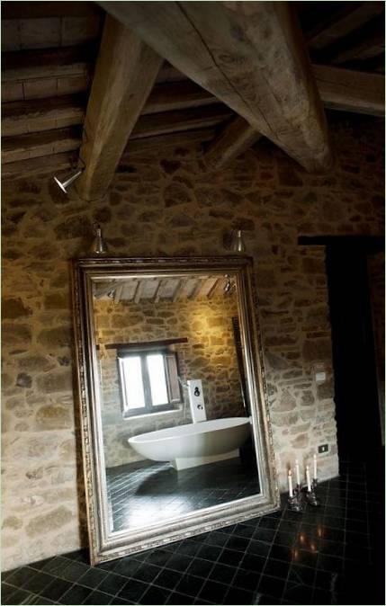 Stor spegel i badrummet i Villa Casa Bramasole i Italien