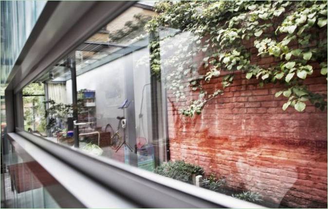 Det långa fönstret i växthuset House PEBO i Belgien
