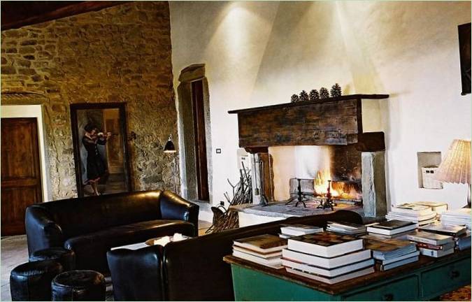Vardagsrum med öppen spis i villan Casa Bramasole i Italien