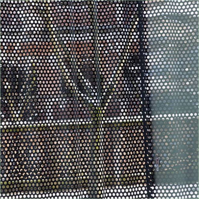 Perforerade paneler på fasaden av Criss-Cross Envelope
