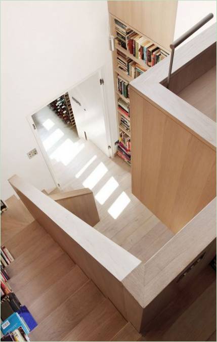 Interiören i det ovanliga Book Tower House i London, England